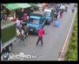 【事故】路上を歩く年老いた女性が車に撥ね飛ばされる