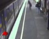 【動画】ベビーカーが駅の線路に落ちる事故【危機一髪】